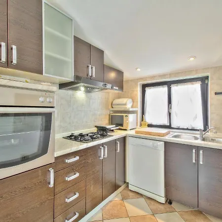 Eni Apartment *