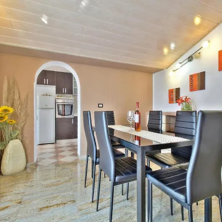 Eni Apartment *