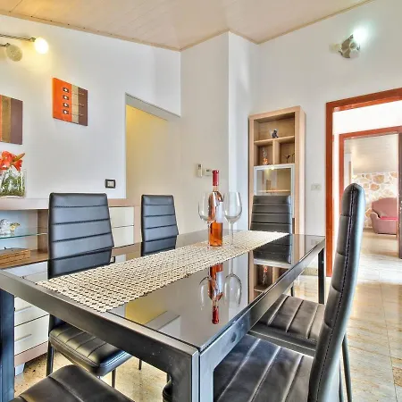 Eni Apartment *