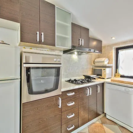 Eni Apartment *